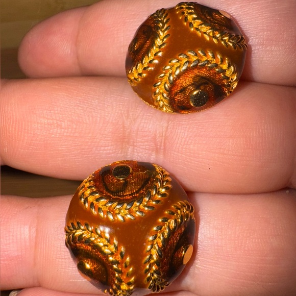 Elegant VTG Gold and Brown Enamel Clip On Earrings - Picture 9 of 16